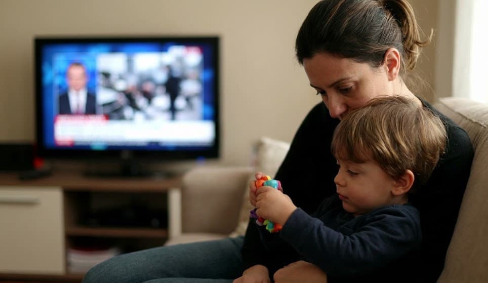 Bambino gioca con giochi per piccoli